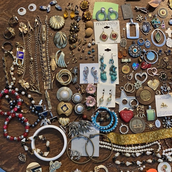 Huge lot of assorted estate sale ladies/girls jewelry, pins, pendants, earrings+ - Picture 5 of 12